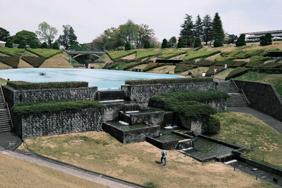 Explore the serene landscapes of Hamamatsu Flower Park in Shizuoka, showcasing lush greenery and elegant architecture.
